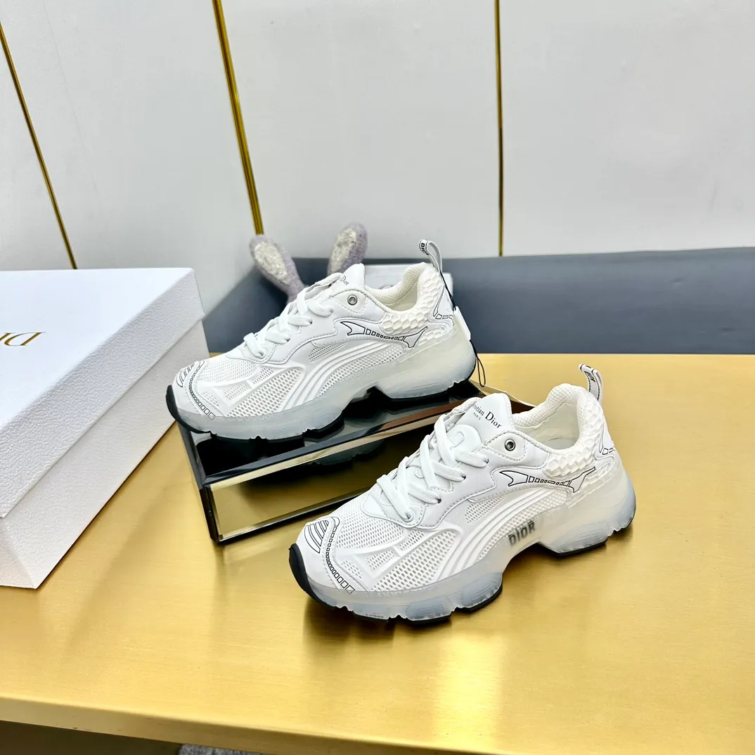 👟👟Ex-factory price 700👟👟 Top version 🌟🌟Dior 2024 spring and summer catwalk new style Vibe iconic fashion modern sports dad shoes CD letter logo Oblique printed pattern lace-up color-blocking thick-soled running shoes Stars' same jelly color casual women's shoes The top high-end version on the market Material: The upper is made of special technology with mesh fabric spliced with metal cowhide + environmentally friendly breathable fabric lining + original molded Tpu combination outsole. Bottom thickness: 4CM Size: 35-40 standard code (34.41 customization is not returnable)